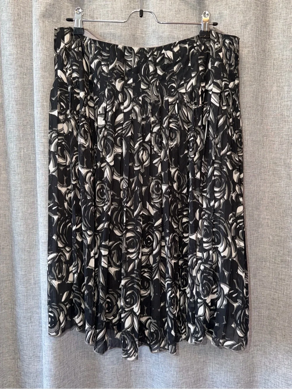 Liz Claiborne Black and White Floral Pleated Midi Skirt size 14 - Picture 2 of 4